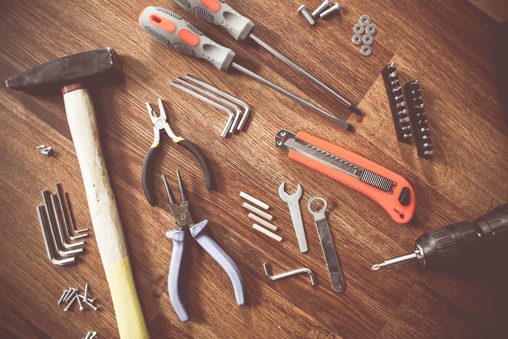 MUST-HAVE TOOLS FOR HOMEOWNERS